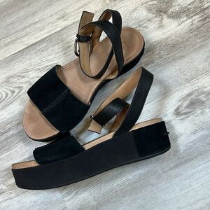 UGG Chapala Black Leather Ankle Strap Buckle Platform Sandals / 1107881 / Size 9